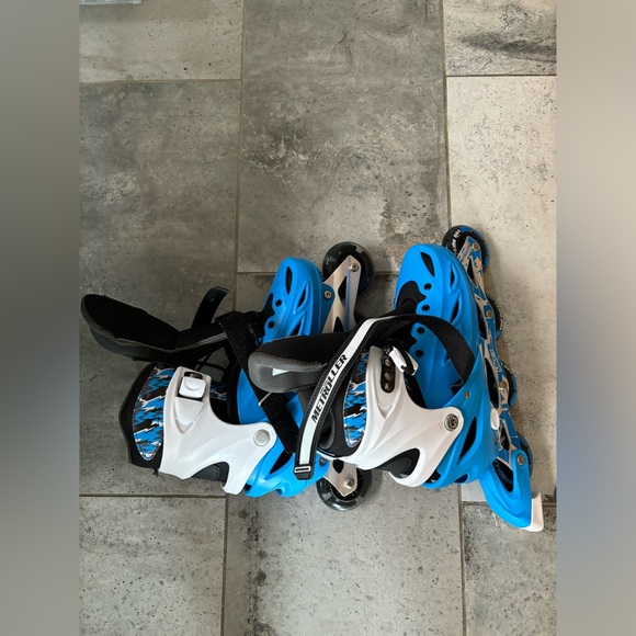 Metroller, Roller blades in great condition that is black and blue. - Picture 1 of 5